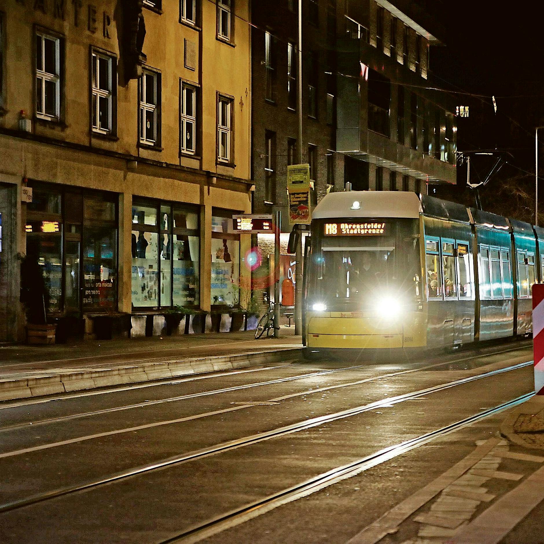 Unfall in Marzahn: Auto landet am Barnimplatz im Gleisbett, BVG-Verkehr unterbrochen