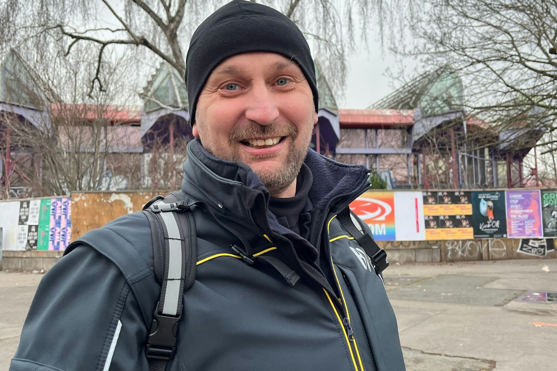 Jan Lippmann (57) aus Köpenick ist eigentlich auf dem Weg zur Arbeit, aber zum Thema SEZ verquatscht er sich gerne.