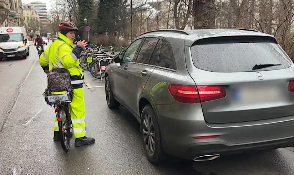Jeder Autofahrer bekommt mal ein Knöllchen – „Anzeigenhauptmeister“ Niclas Matthei (18) ist in der ganzen Republik auf der Jagd nach Falschparkern.