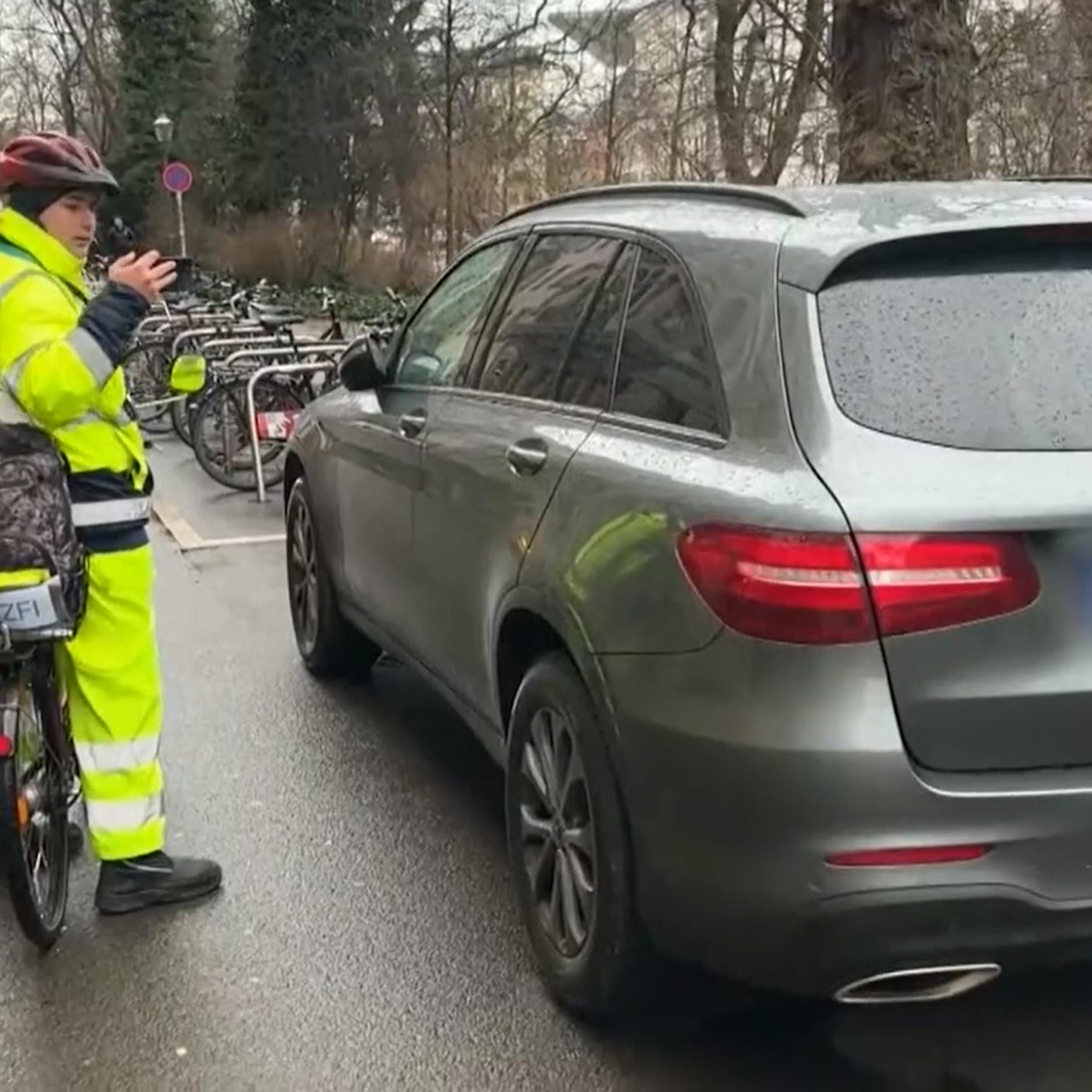 Darf der das? „Anzeigenhauptmeister“ Niclas (18) schwärzt Falschparker an – überall in Deutschland