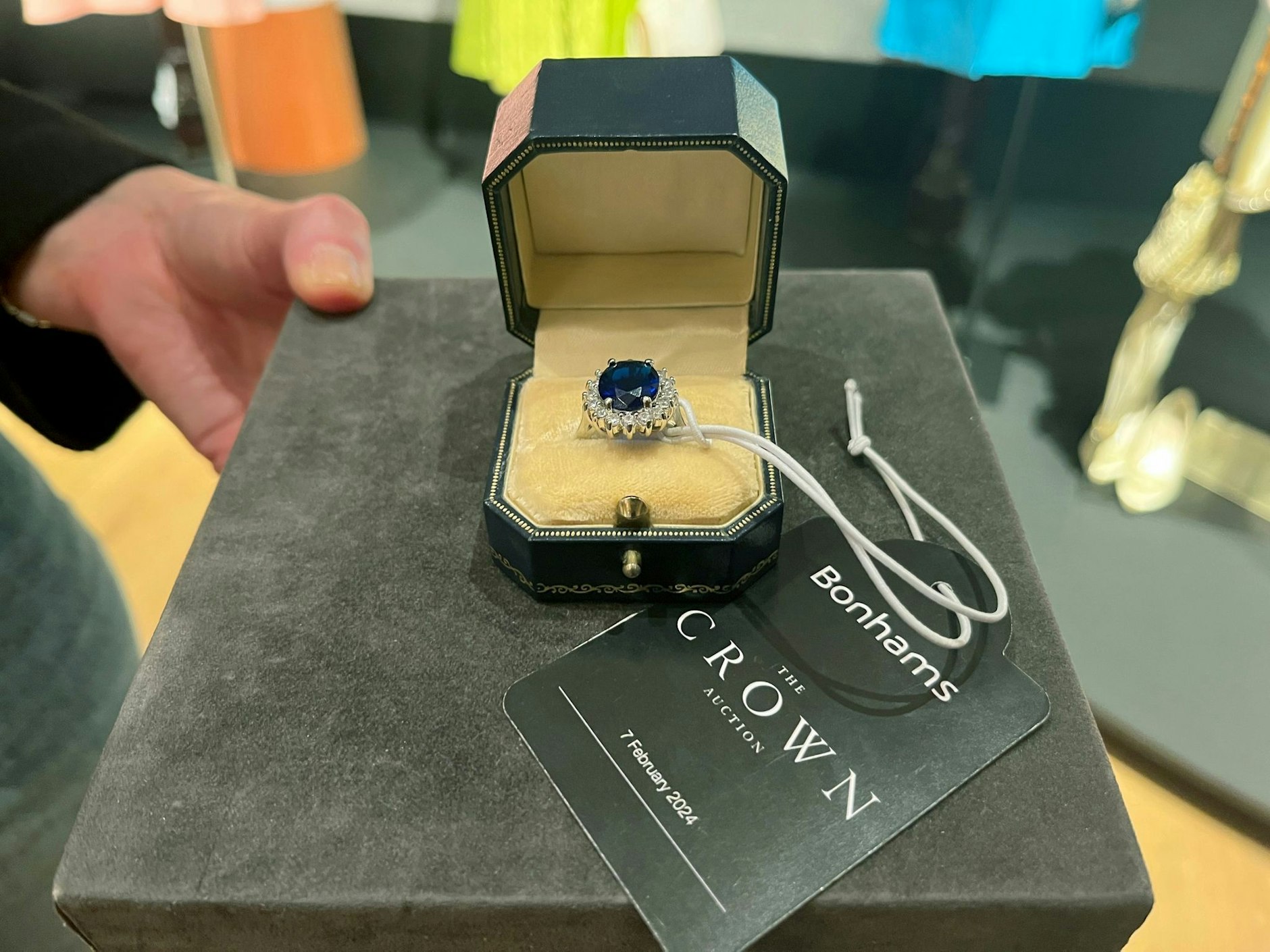 PRODUKTION - Ein Ring, der dem Verlobungsring von Diana nachempfunden ist, ist vor einer Versteigerung im Auktionshaus Bonhams ausgestellt.  