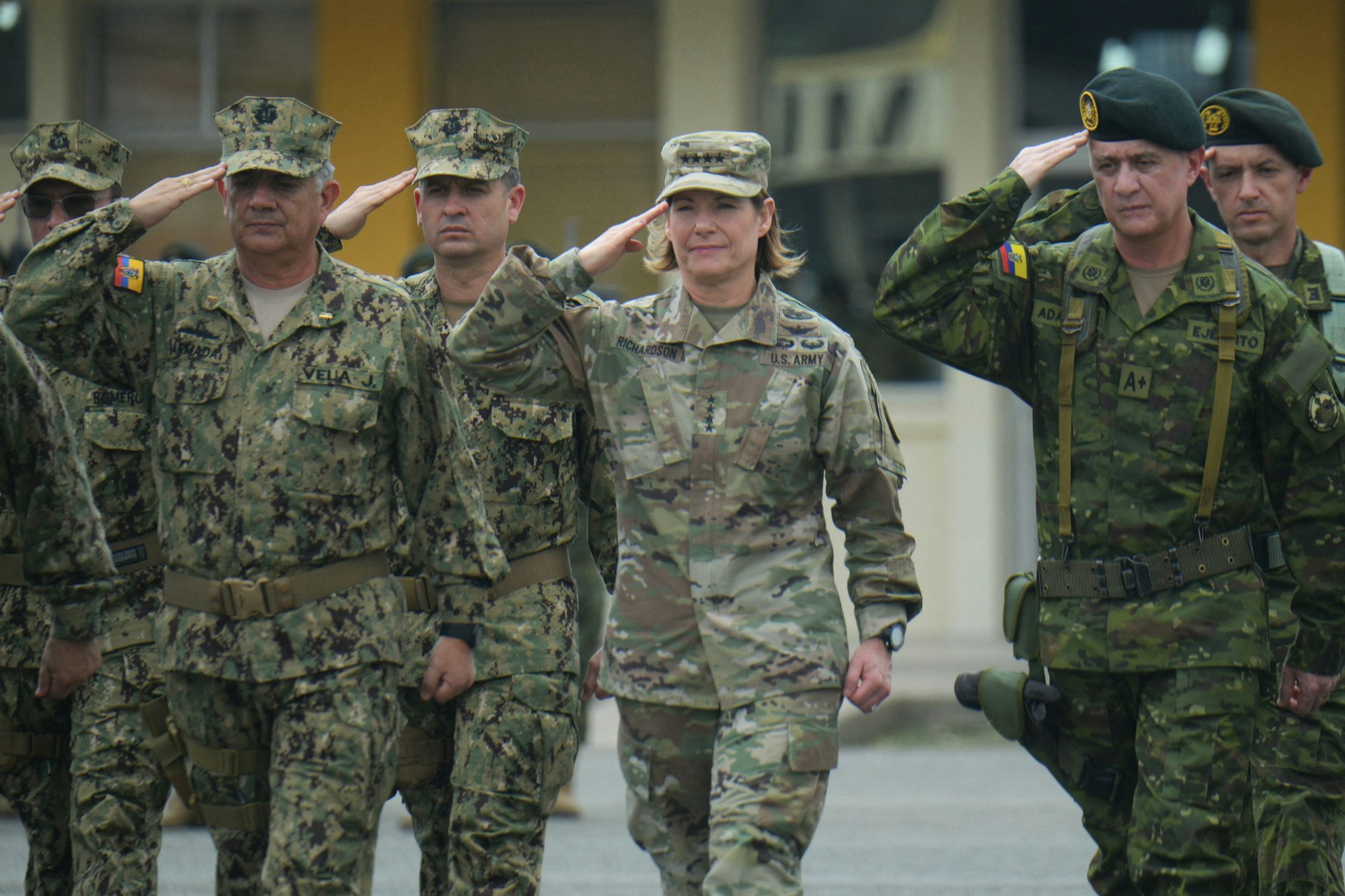 Laura Richardson (M.), die Leiterin des Südkommandos der amerikanischen Streitkräfte (Southcom) in Begleitung des Chefs des Gemeinsamen Kommandos der ecuadorianischen Streitkräfte, Jaime Vela (l.), und des Befehlshabers der ecuadorianischen Landstreitkräfte, General Edwin Fernando Adatty (r.), am 25. Januar im Militärfort Huancavilca in Ecuador.
