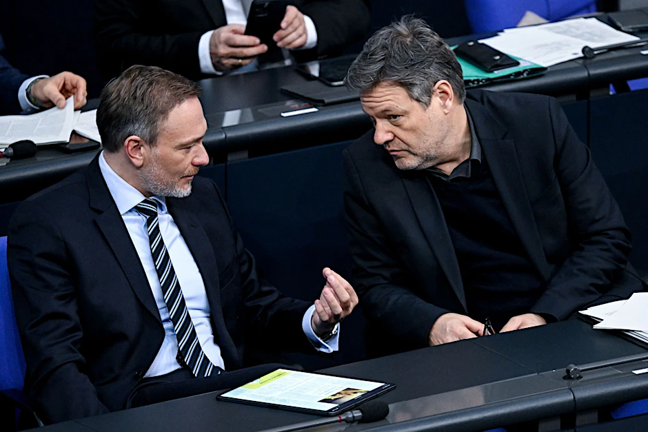 ARCHIV - Christian Lindner und Robert Habeck auf der Regierungsbank im Bundestag.  