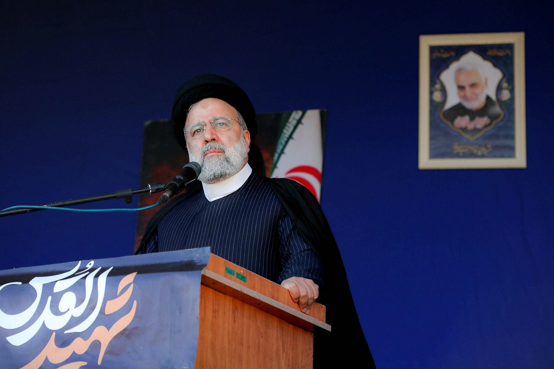 Der iranische Präsident Ebrahim Raisi spricht während der Beerdigung der Opfer von Bombenanschlägen am 3. Januar, die an einer Gedenkfeier zum Jahrestag der Tötung des Generals Qasem Soleimani in Kerman teilnahmen.