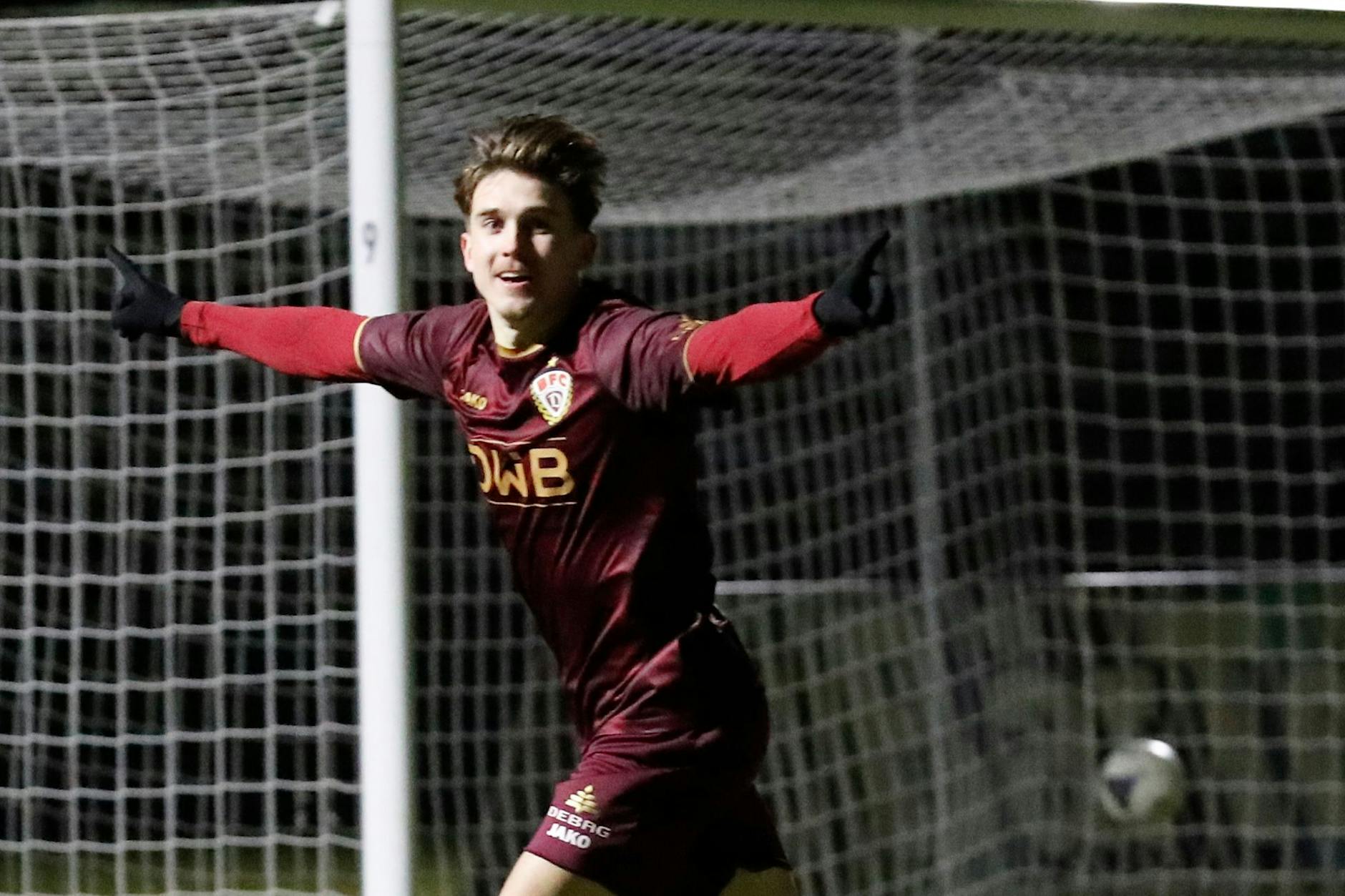 Der Ball ist drin, Patrick Sussek hebt nach seinem 1:0 für den BFC Dynamo gegen Chemie Leipzig ab zum Jubel-Flug.
