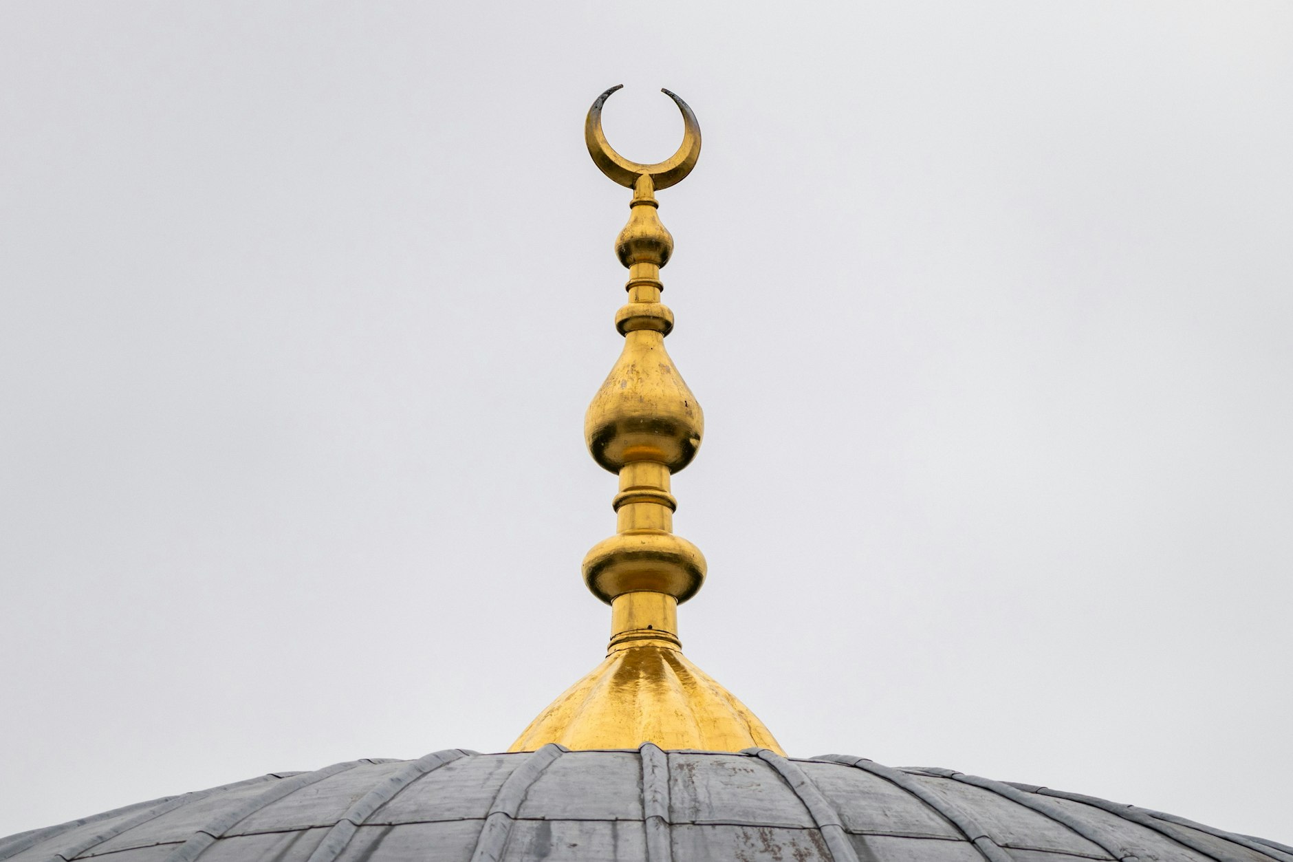 Auf dem Dach einer Moschee ist eine Mondsichel angebracht (Symbolbild).
