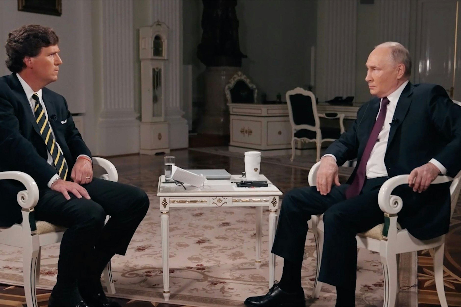 US-Moderator Tucker Carlson (li.) führt ein Interview mit Wladimir Putin, Präsident von Russland. Das 127 Minuten lange Interview erschien auf Carlsons Website und der Plattform X, vormals Twitter.
