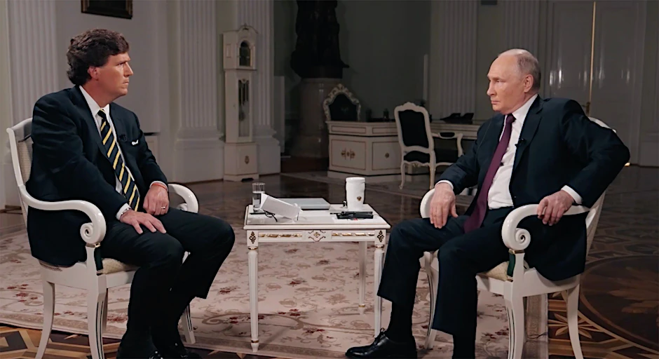 US-Moderator Tucker Carlson (li.) führt ein Interview mit Wladimir Putin, Präsident von Russland. Das 127 Minuten lange Interview erschien auf Carlsons Website und der Plattform X, vormals Twitter.