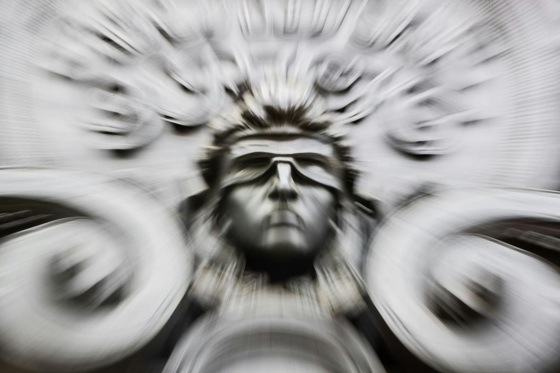 ARCHIV - Eine Figur der blinden Justitia an der Fassade des Kriminalgerichts Moabit.