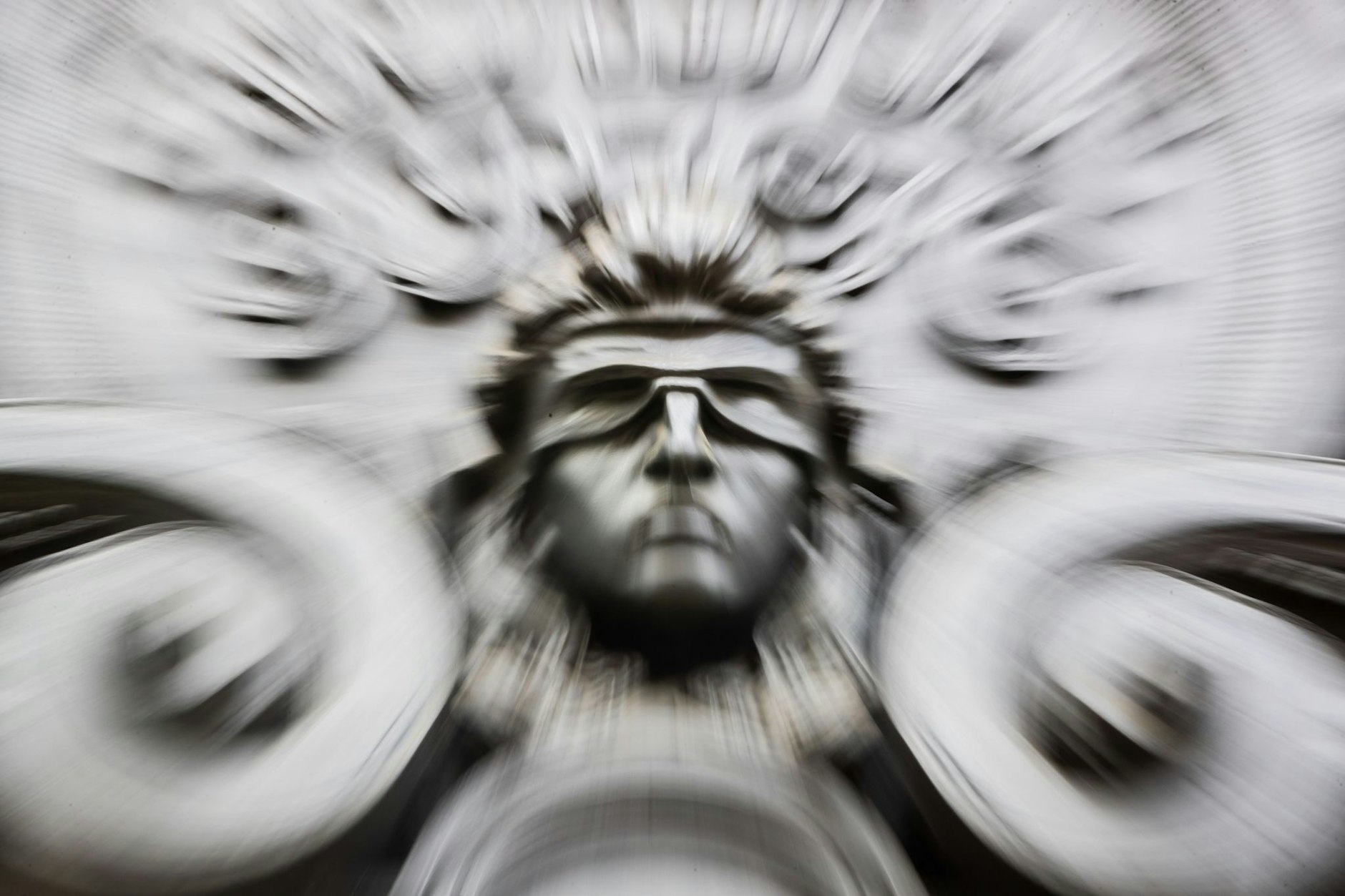 ARCHIV - Eine Figur der blinden Justitia an der Fassade des Kriminalgerichts Moabit.  