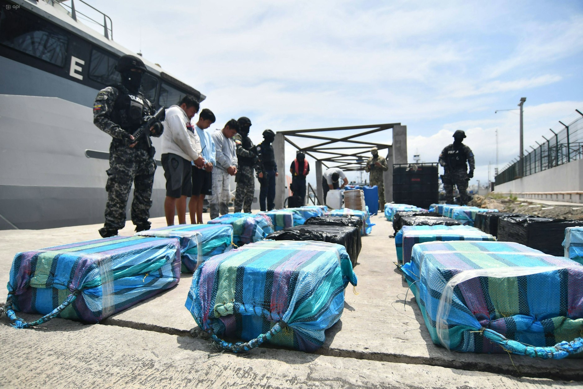 Drei Festgenommene mit etwa einer Tonne kontrollierter Substanzen werden im Hafen von Manta den zuständigen Behörden übergeben.