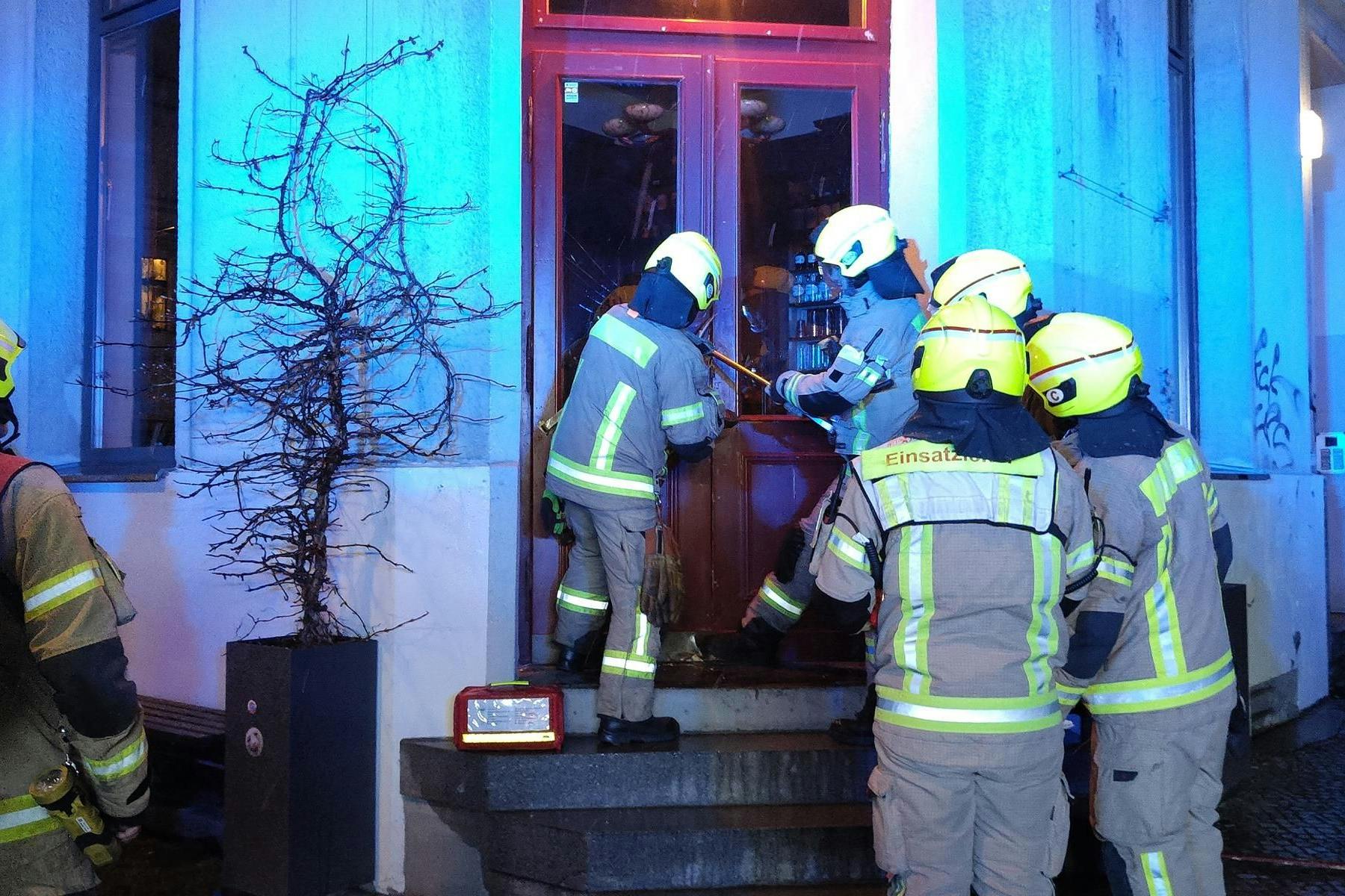 Die Feuerwehr will ins Restaurant. Doch die Holztür leistete erbitterten Widerstand.