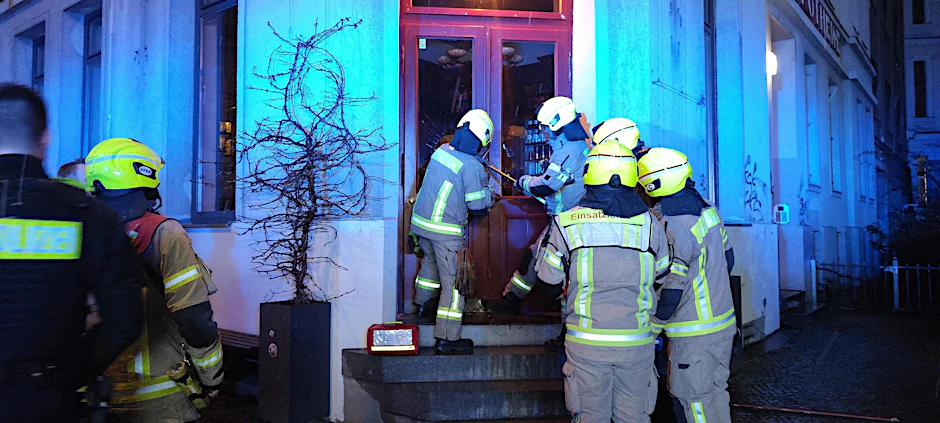 Die Feuerwehr will ins Restaurant. Doch die Holztür leistete erbitterten Widerstand.