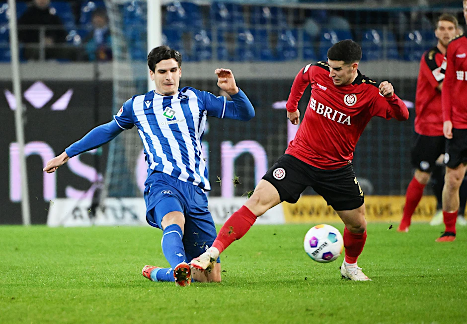 Zweikampf um den Ball: Karlsruhes Igor Matanovic (l) und Robin Heußer vom SV Wehen Wiesbaden.  