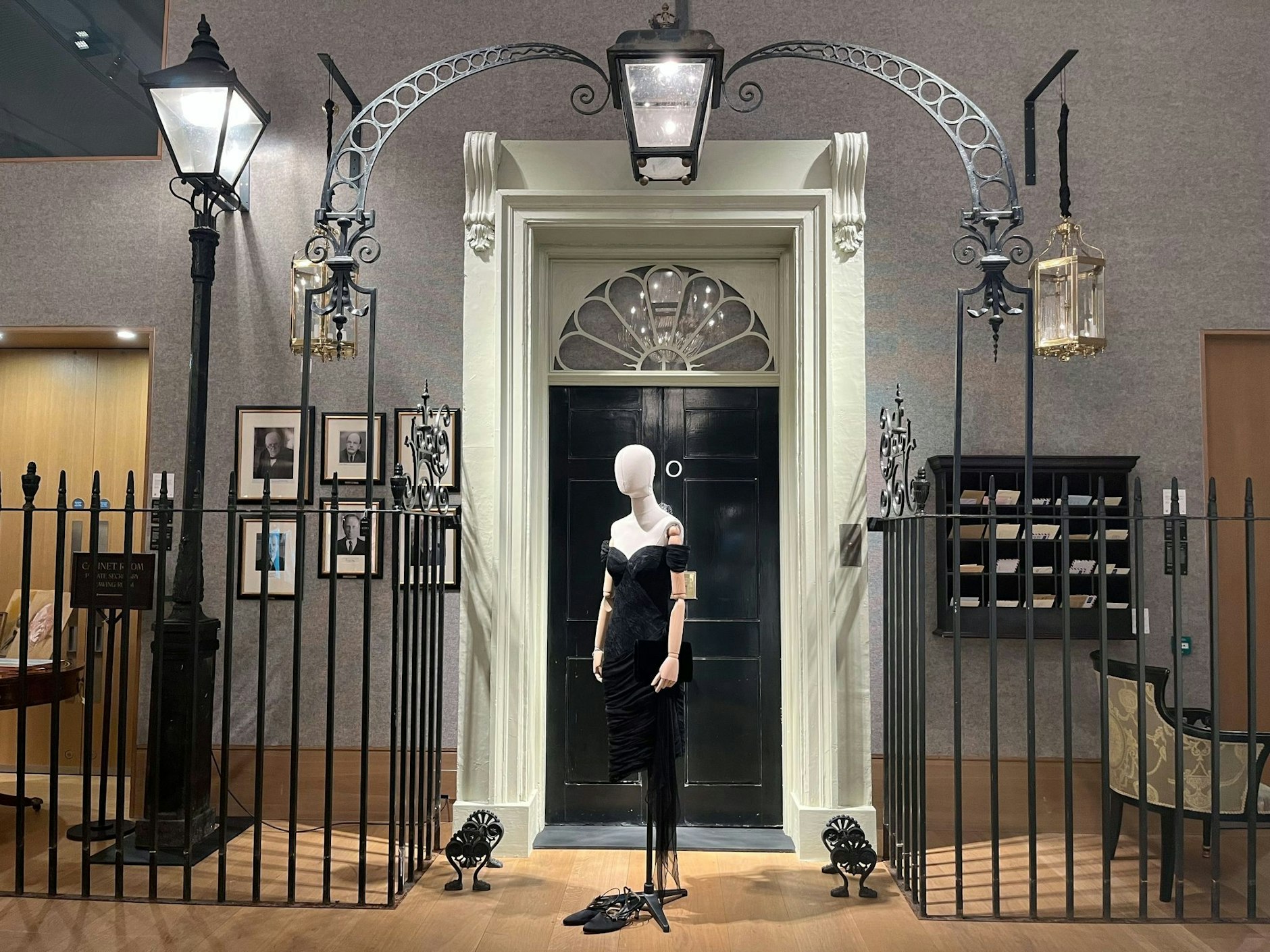 PRODUKTION - Ein nachgebauter Eingang zum Londoner Regierungssitz in der Downing Street und ein nachgeschneidertes Kleid, das Prinzessin Diana einst trug («Revenge Dress») werden vor einer Versteigerung im Auktionshaus Bonhams ausgestellt.