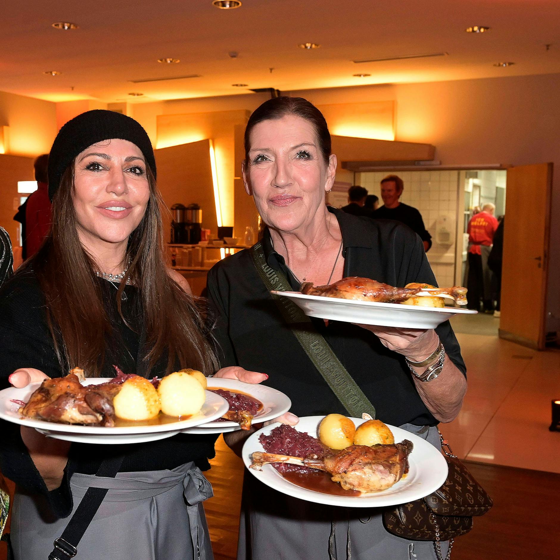 Katy Karrenbauer (r.) mit Simone Thomalla bei Frank Zanders 29. Weihnachtsfeier für Obdachlose und Bedürftige 2023 im Berliner Hotel Estrel. 