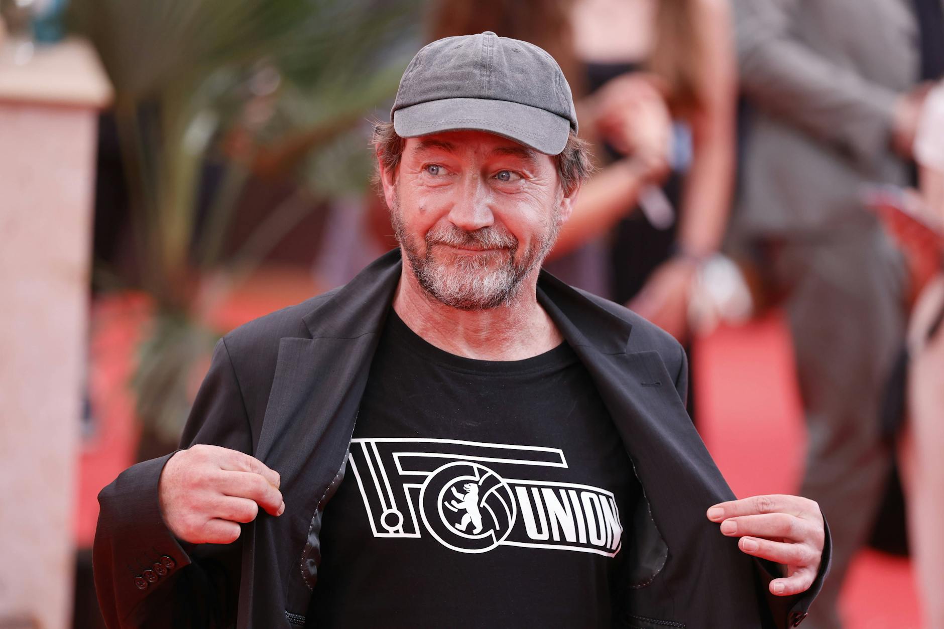 Bei Filmpremieren immer mit Vereinsbekenntnis: der Schauspieler Thorsten Merten, hier bei „Indiana Jones und das Rad des Schicksals“ im vergangenen Juni im Zoo-Palast.