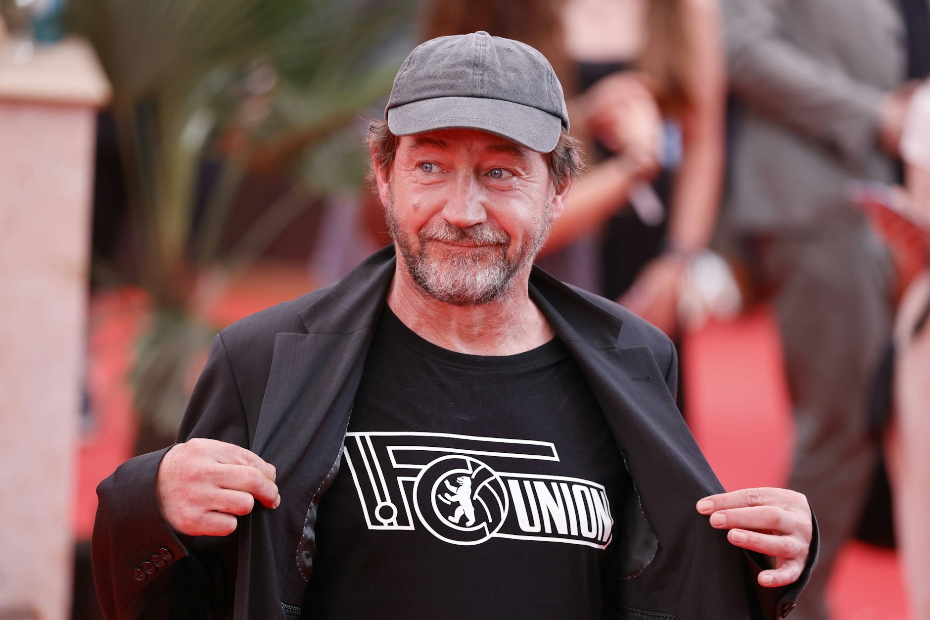 Bei Filmpremieren immer mit Vereinsbekenntnis: der Schauspieler Thorsten Merten, hier bei „Indiana Jones und das Rad des Schicksals“ im vergangenen Juni im Zoo-Palast.