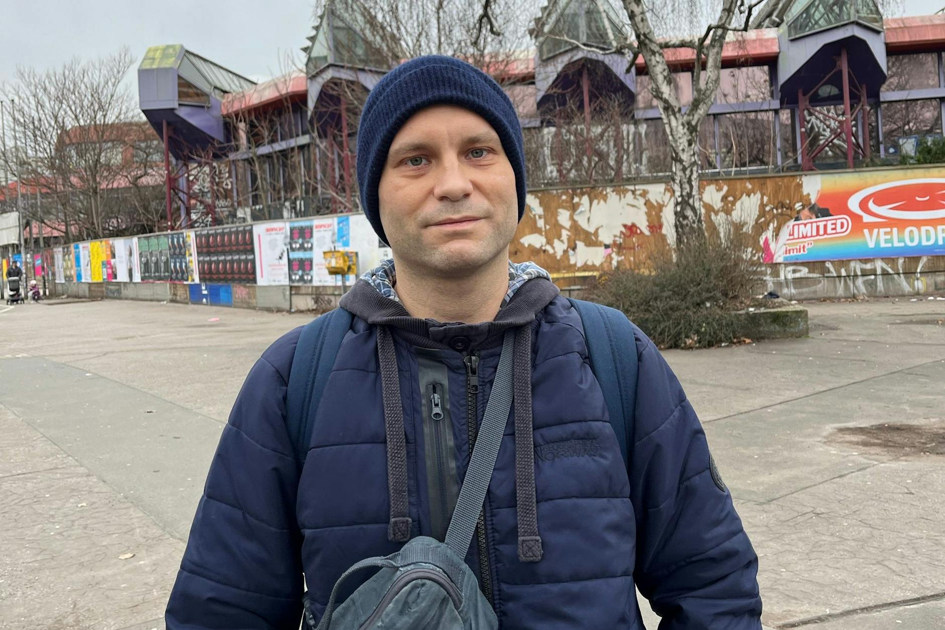 „Ende der 80er, Anfang der 90er war ich hier schwimmen mit meinen Eltern und meinem Cousin. Es war damals, für die Zeiten, ein sehr moderner Freizeitpark“, erzählt Luis Saleh (39) aus Friedrichshain.