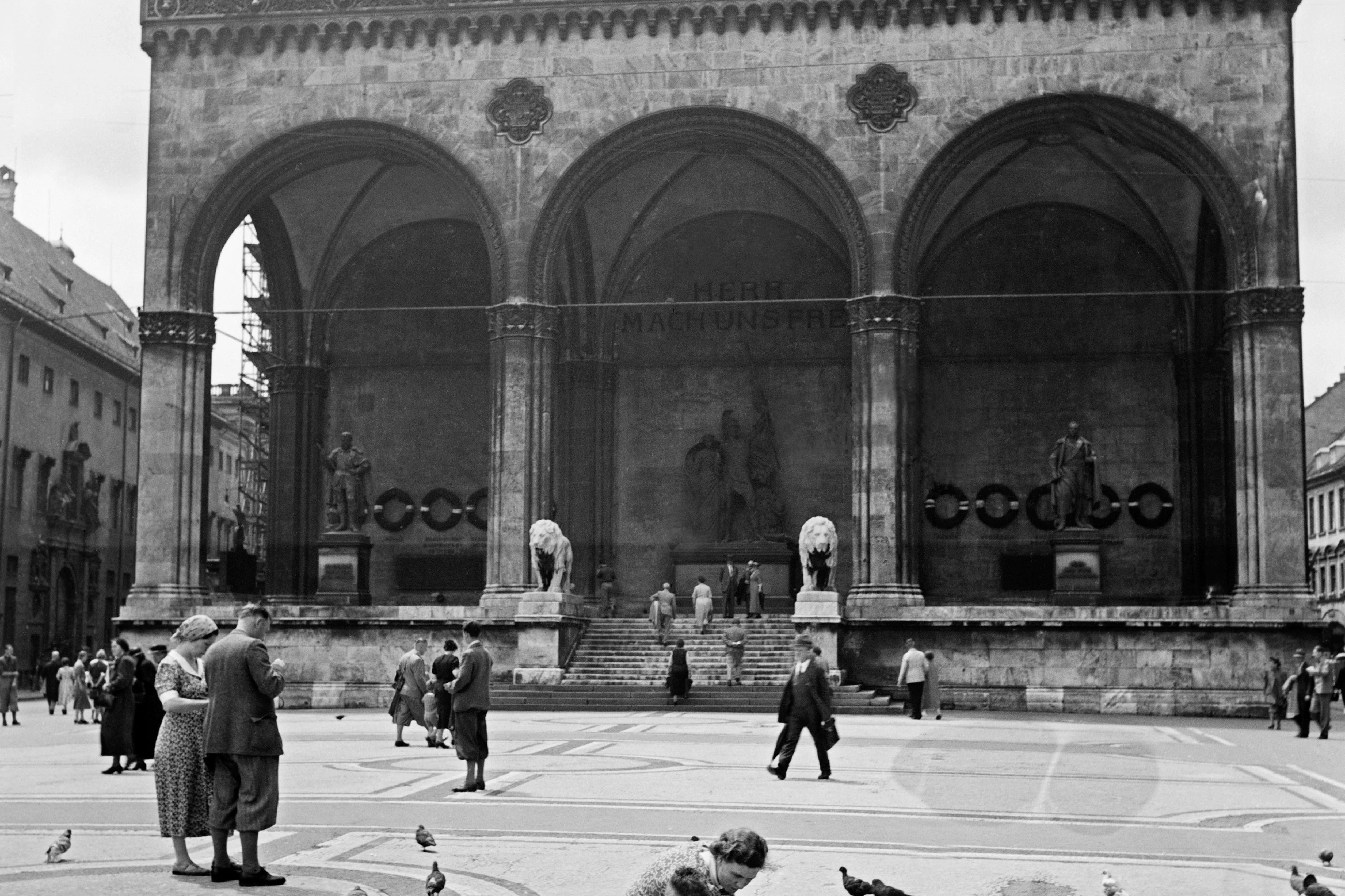 Der Odeonsplatz vor der Feldherrnhalle in München, fotografiert in den 1930er-Jahren. Hier endete der Putsch.