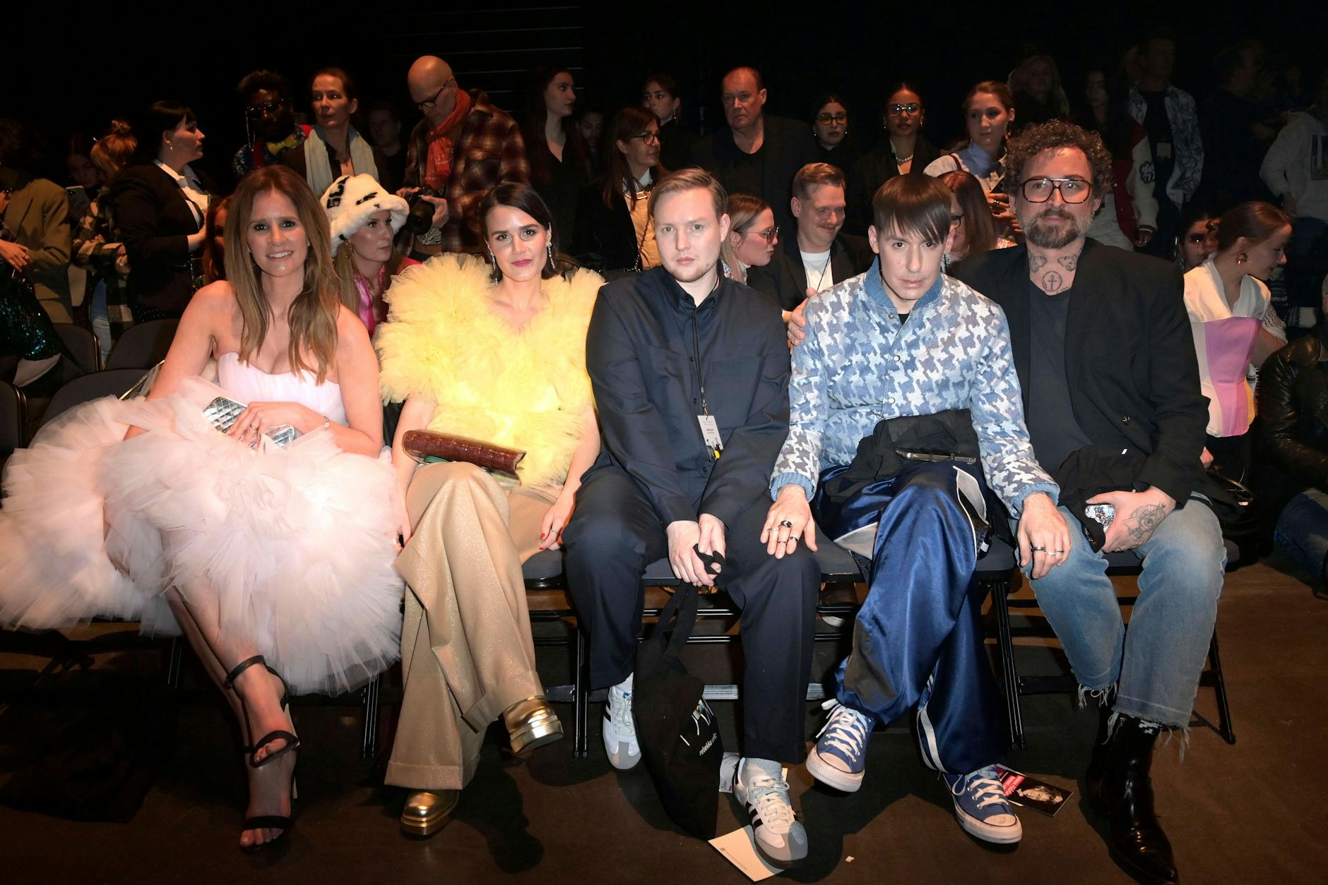 Mareile Höppner mit Journalistin Yara Hoffmann und den Designern Danny Reinke, Kilian Kerner und Marcel Ostertag bei der Fashion Show von Rebekka Ruetz.