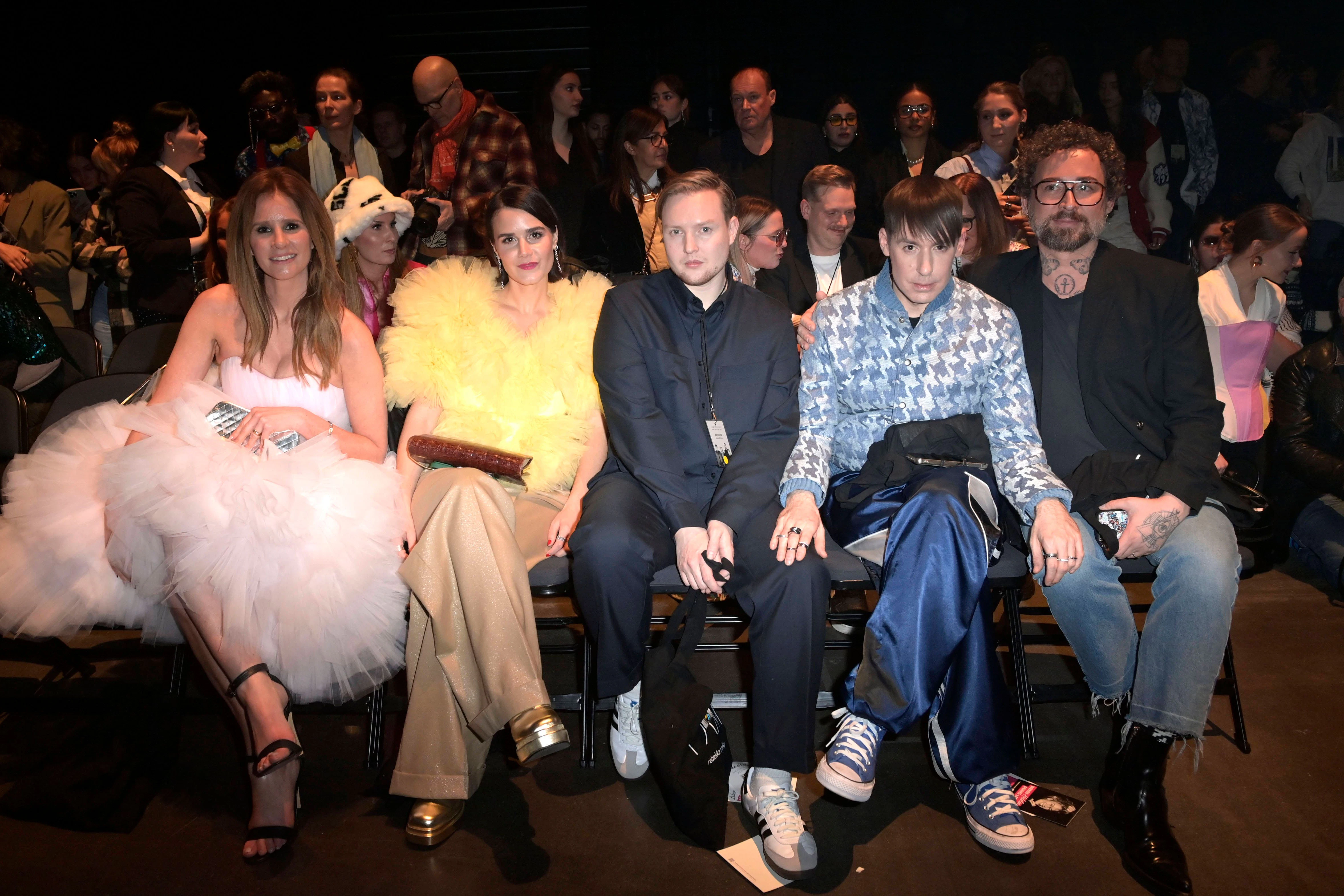 Mareile Höppner mit Journalistin Yara Hoffmann und den Designern Danny Reinke, Kilian Kerner und Marcel Ostertag bei der Fashion Show von Rebekka Ruetz.
