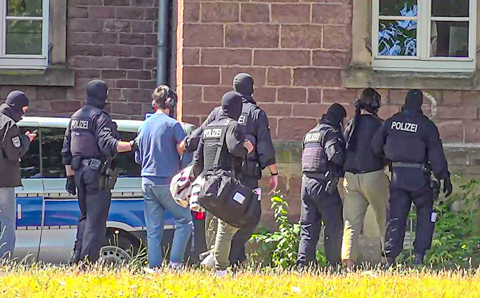 Zwei der Terrorverdächtigen werden von Polizisten vor den Haftrichter gebracht.&nbsp;