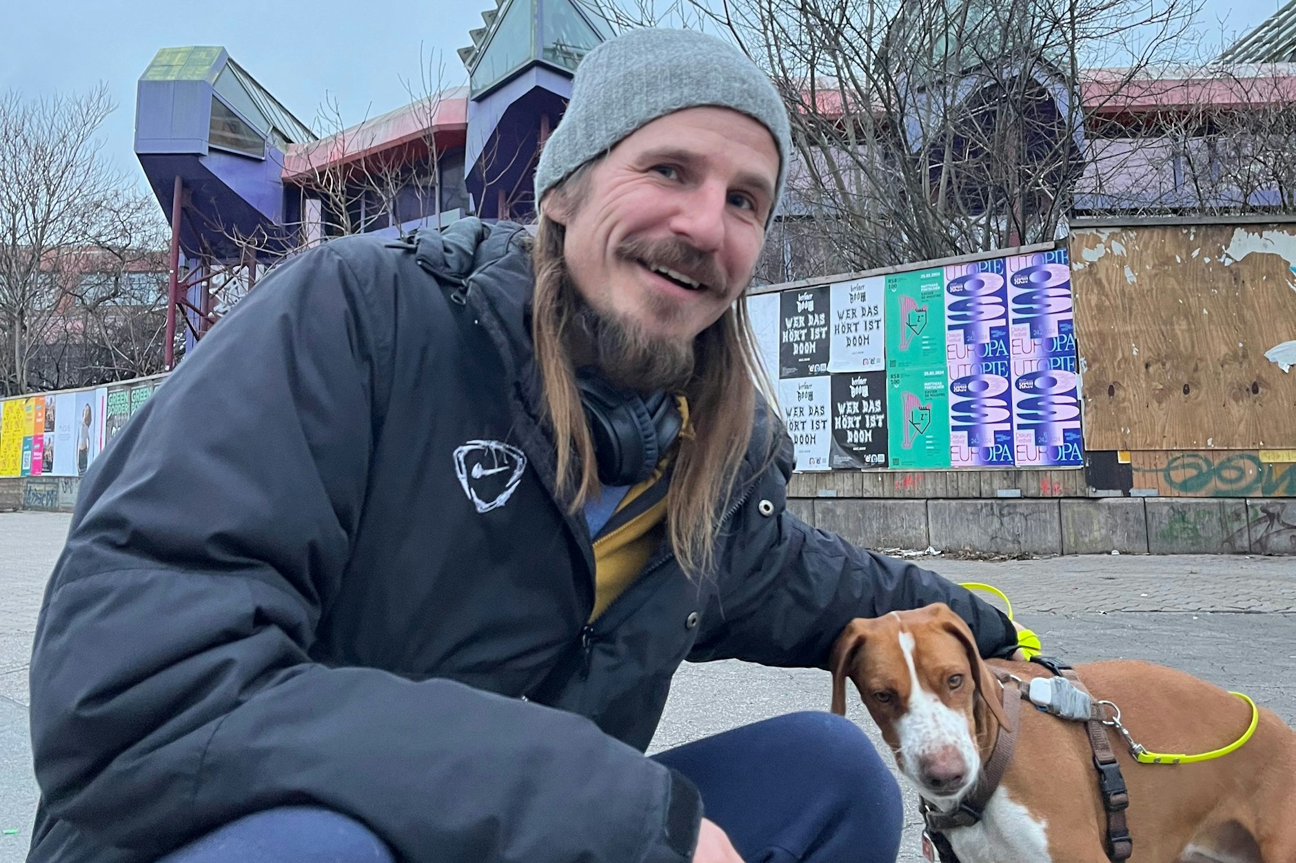 Hundebesitzer Kreso (35) aus Friedrichshain sagt, dass es immer weniger coole Plätze wie das SEZ gibt.