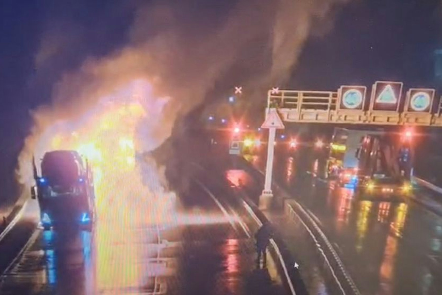Brennender Lastwagen auf der A71 hinter dem Rennsteigtunnel. Ein Lkw-Fahrer ist samt brennendem Anhänger sechs Kilometer lang durch den Rennsteigtunnel gefahren. Der Laster habe im Tunnel angefangen zu brennen, teilte die Polizei mit.