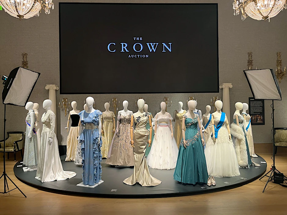 ARCHIV - Kostüme aus der Serie "The Crown" vor einer Versteigerung in London.  