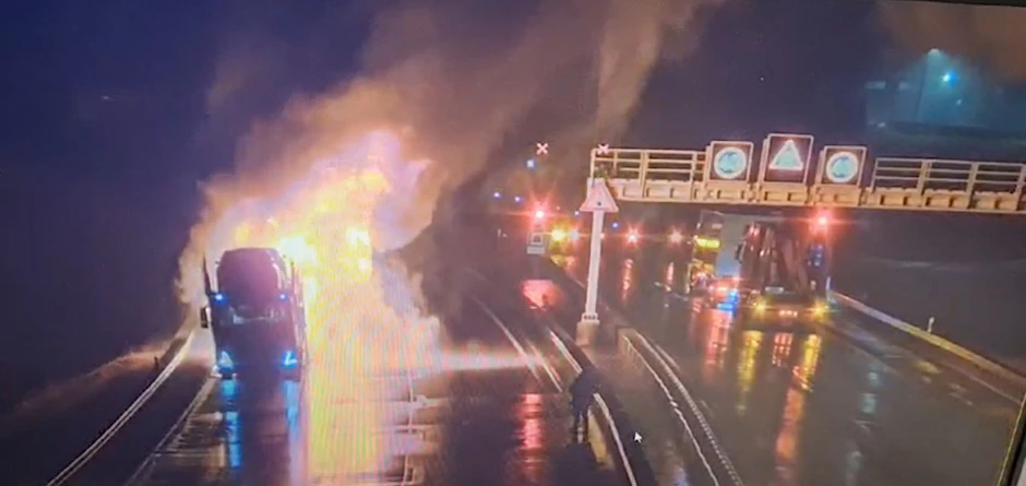 HANDOUT - Der brennende Lastwagen auf der A71 hinter dem Rennsteigtunnel.  