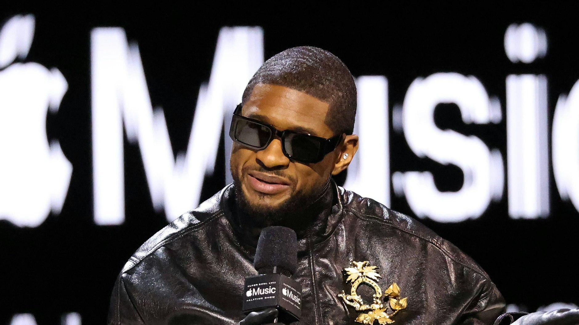 Superstar Usher tritt in der Halbzeit-Show beim Super Bowl auf.&nbsp;