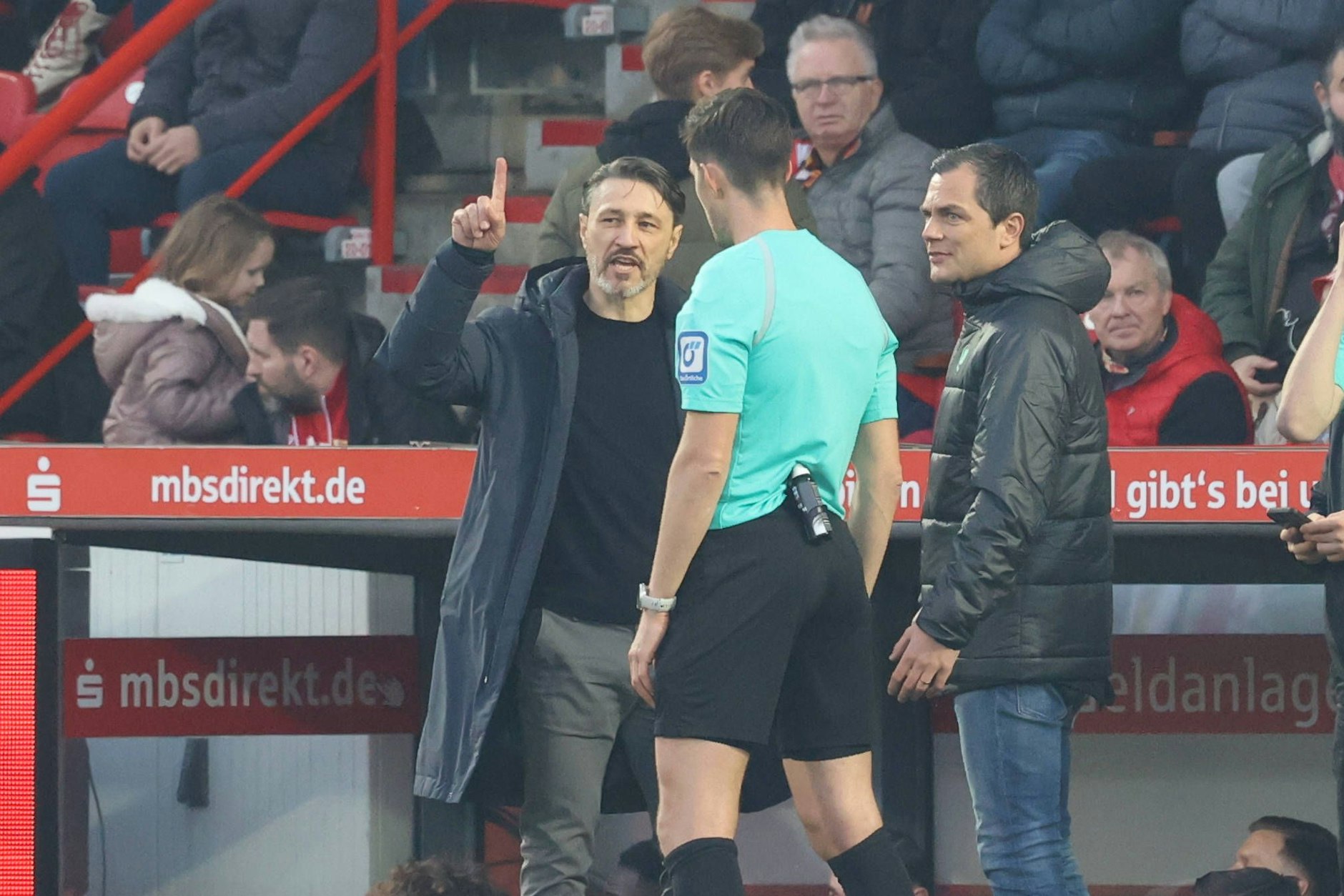 Wolfsburgs Coach Niko Kovac protestiert wegen des Union-Tores und sieht von Schiri Matthias Jöllenbeck die Gelbe Karte.