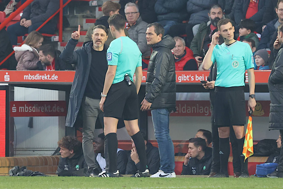Wolfsburgs Coach Niko Kovac protestiert wegen des Union-Tores und sieht von Schiri Matthias Jöllenbeck die Gelbe Karte.