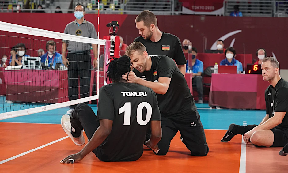 ARCHIV - Das deutsche Sitzvolleyball-Team ist für die Paralympics in Paris qualifiziert.  
