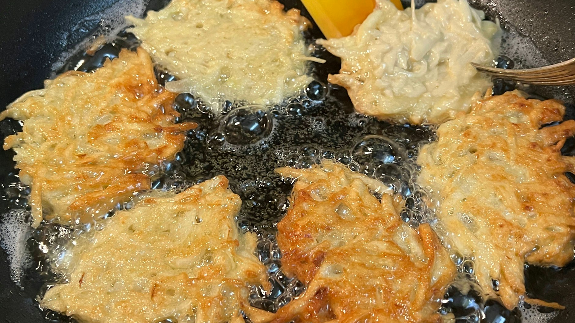 Die Kartoffelpuffer werden richtig schön im Fett ausgebacken - so werden sie saftig, bekommen aber zugleich eine knusprige Kruste.