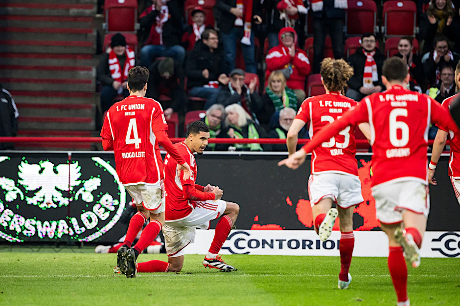 Danilho Doekhi (2.v.l.) lässt sich von seinen Mitspielern für den Siegtreffer des 1. FC Union Berlin gegen den VfL Wolfsburg feiern.