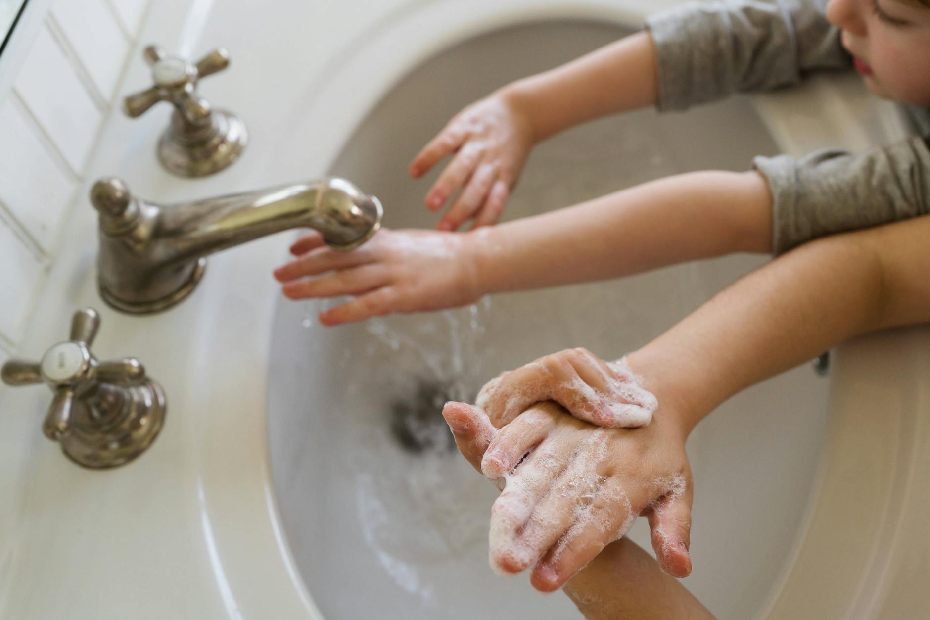 Hände waschen  - dazu muss man warmes oder heißes Wasser verwenden, um Schmutz und Bakterien den Garaus zu machen, oder?  