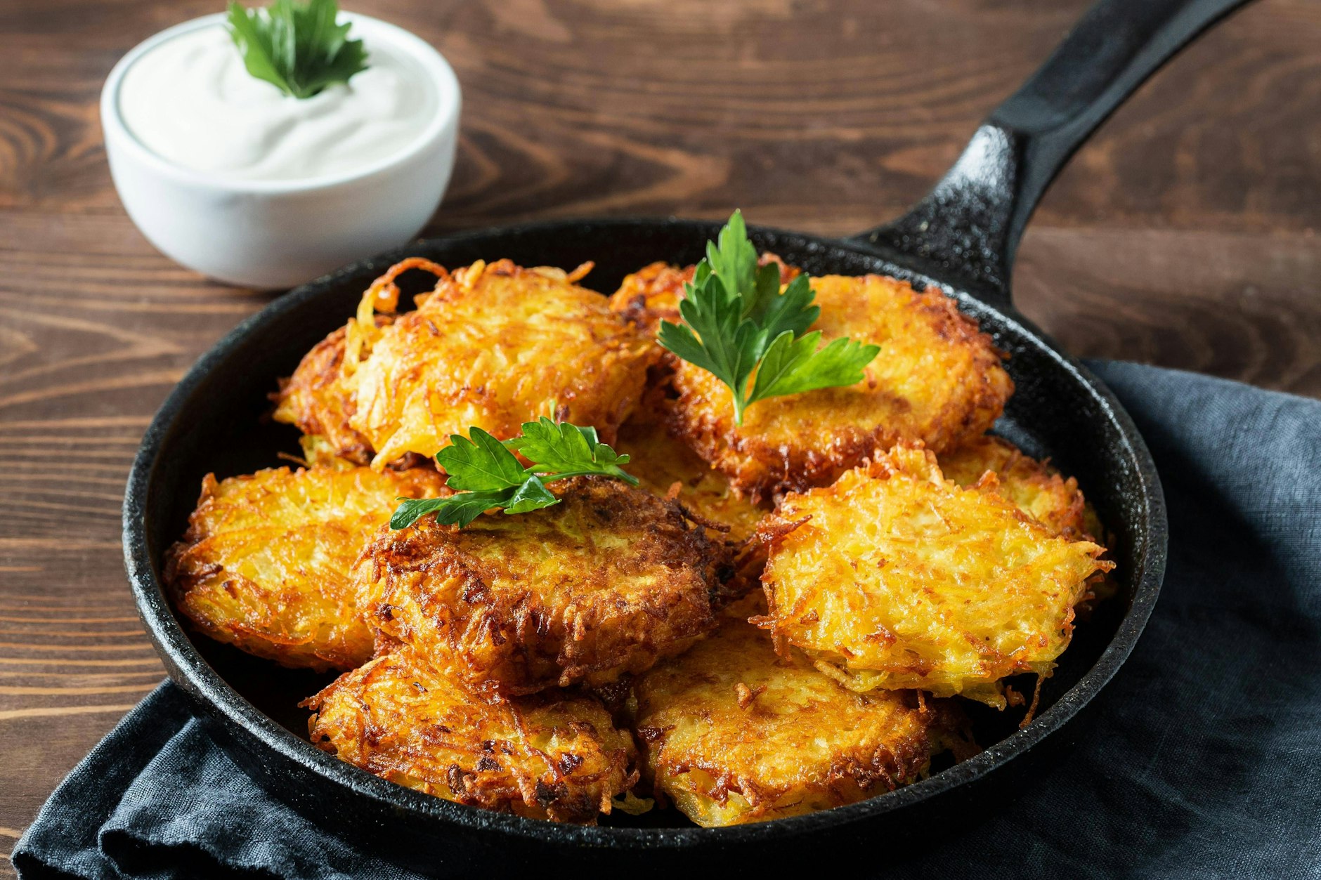 Ob süß oder herzhaft: Kartoffelpuffer sind einfach immer lecker. Nur richtig schön knusprig und saftig müssen sie sein! Dieses Rezept klappt garantiert immer.