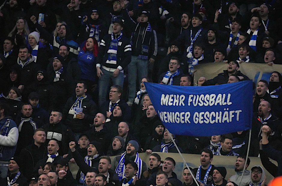 Hertha-Fans protestieren gegen den geplanten Investoren-Einstieg bei der DFL.  