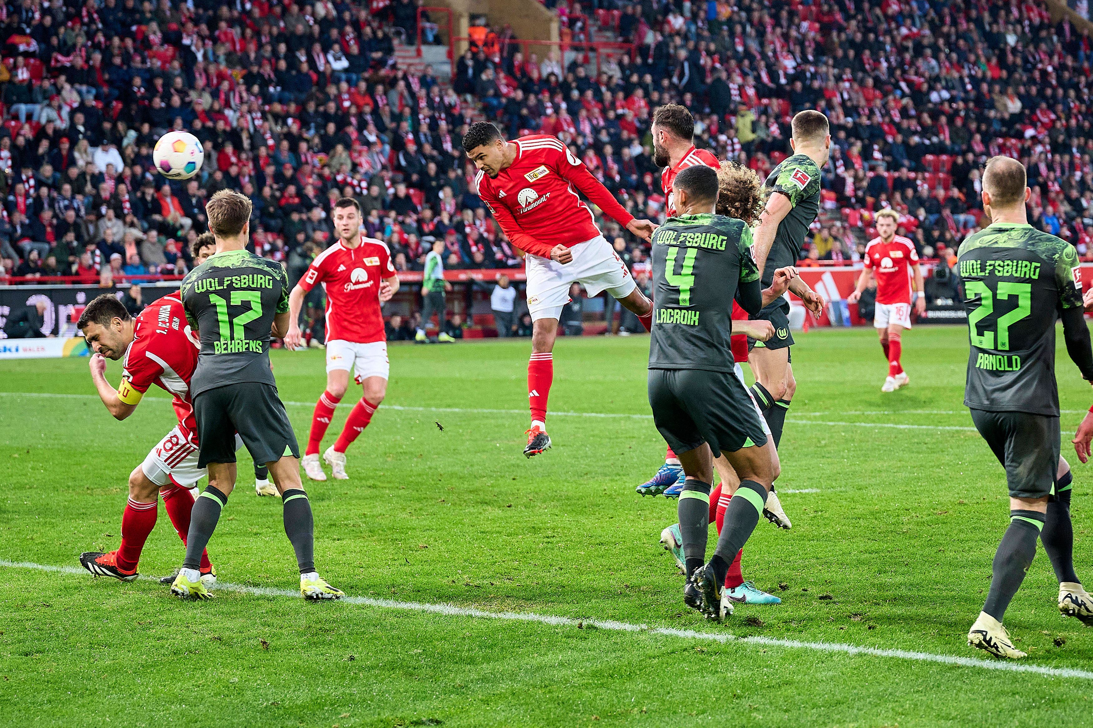 1. FC Union: Viele Tennisbälle und ein Doekhi-Kopfball ins eiserne Glück