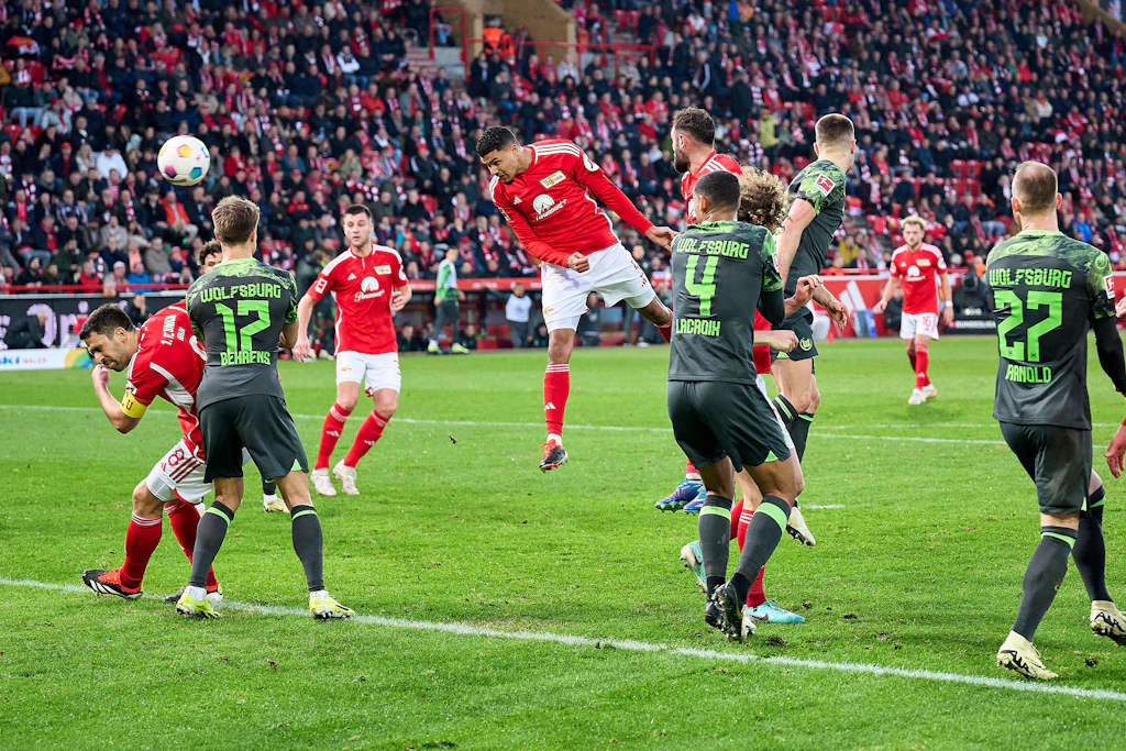 1. FC Union: Viele Tennisbälle und ein Doekhi-Kopfball ins eiserne Glück