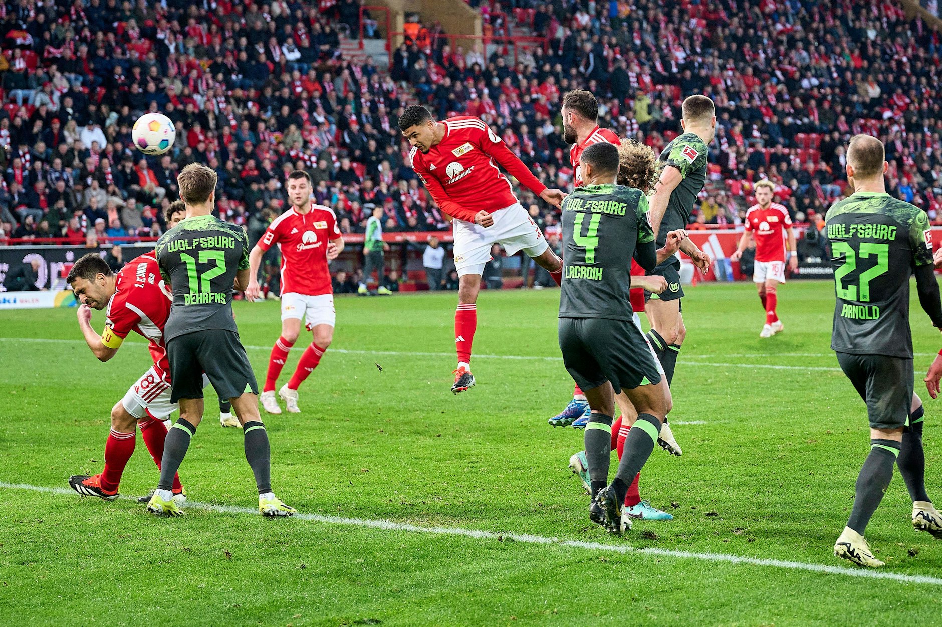Danilho Doekhi springt hoch und köpft zum 1:0 für den 1. FC Union gegen Wolfsburg ein.