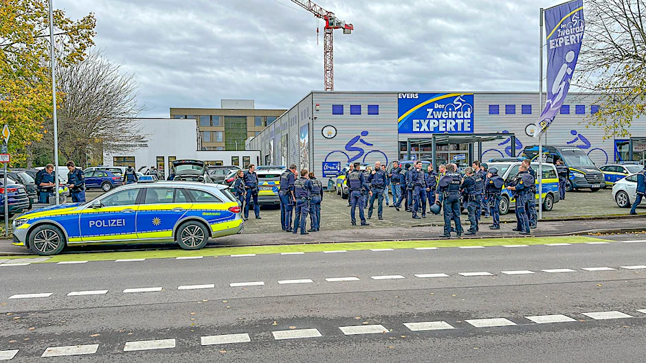ARCHIV - Großeinsatz der Polizei am 9. November 2023 an einer Schule in Offenburg.  rt24/dpa