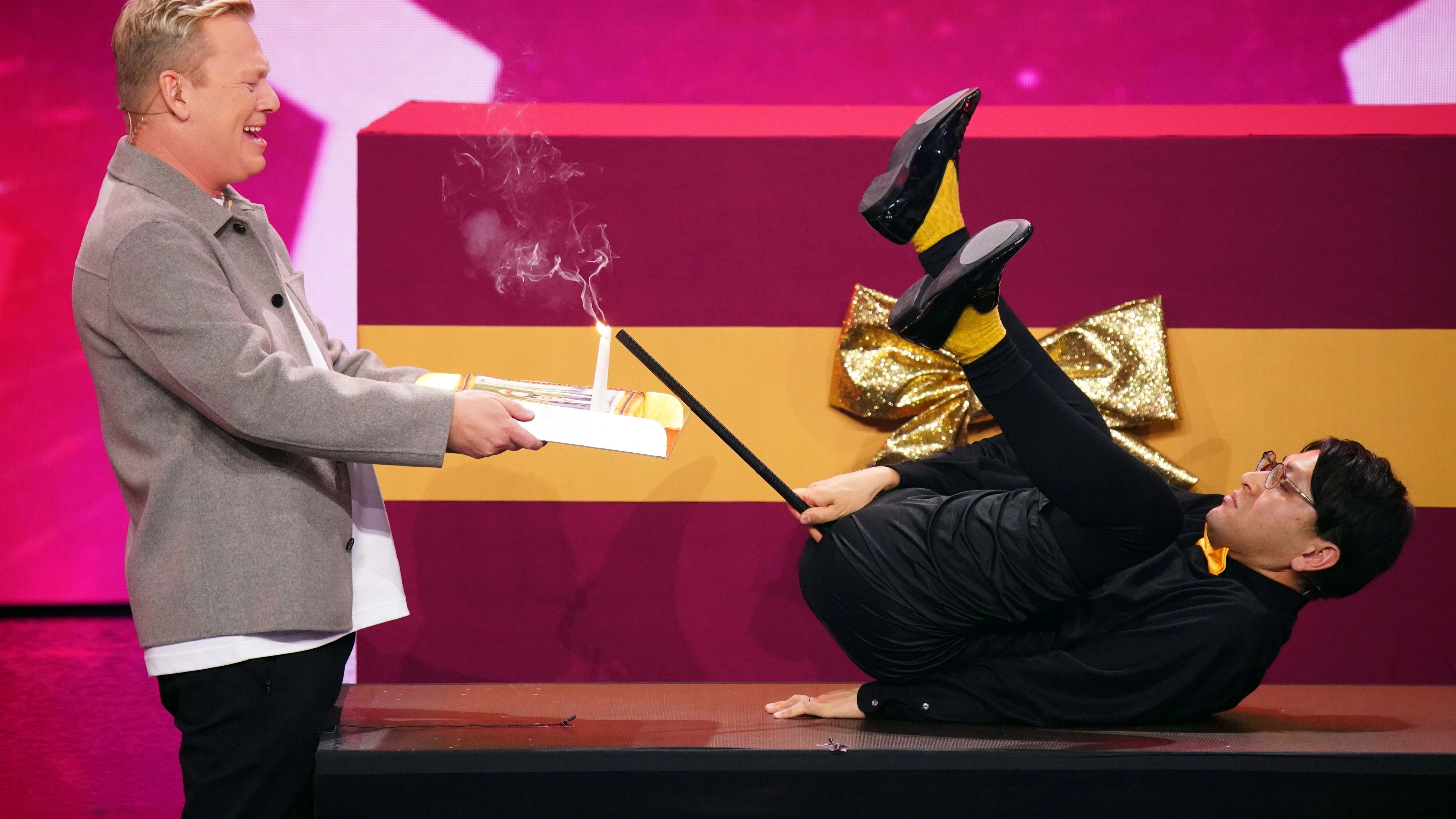 Am Ende darf Ichikawa Koikuchi beim Supertalent sogar die Kerzen auf dem Geburtstagskuchen von Pop-Titan Dieter Bohlen auspusten - oder auspupsen?