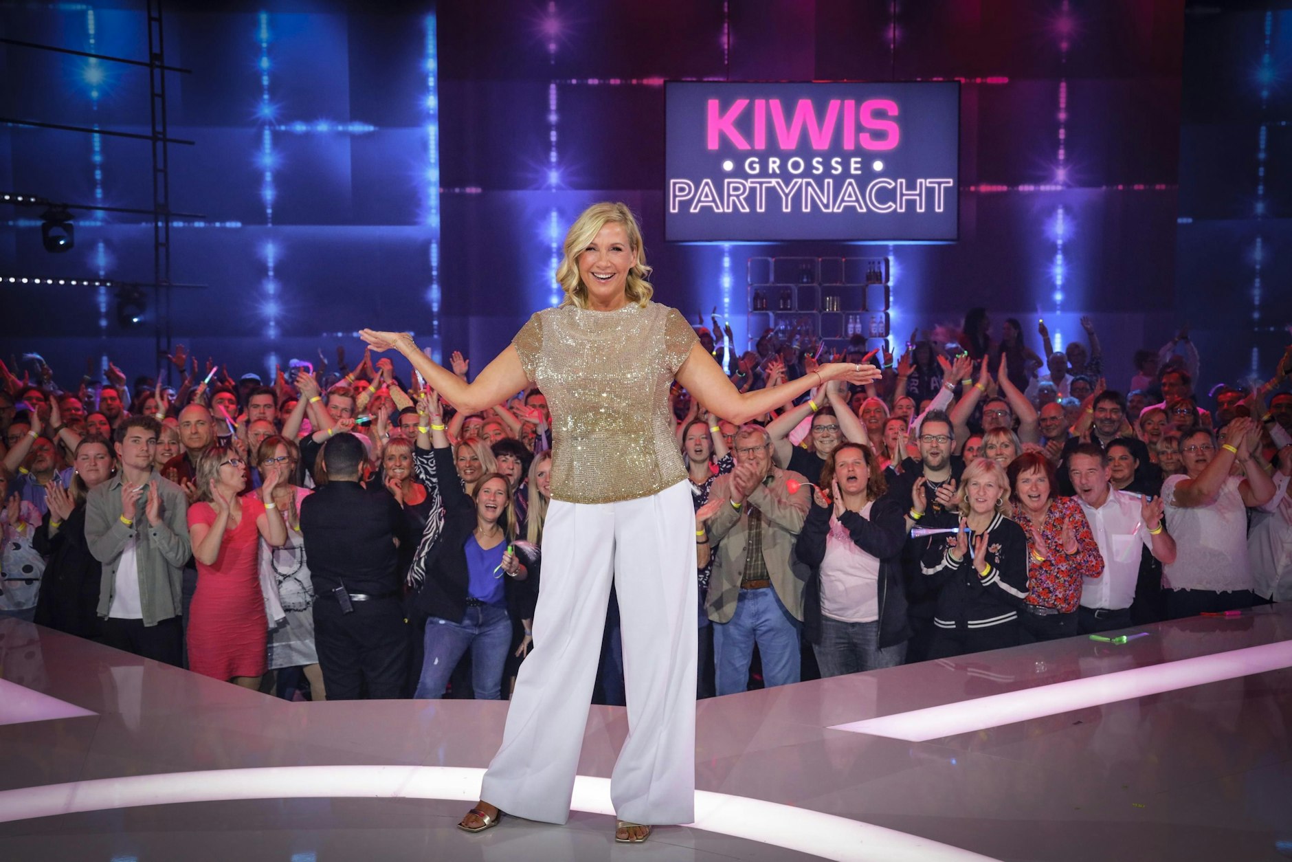 Andrea Kiewel moderiert Kiwis große Partynacht bei Sat.1.