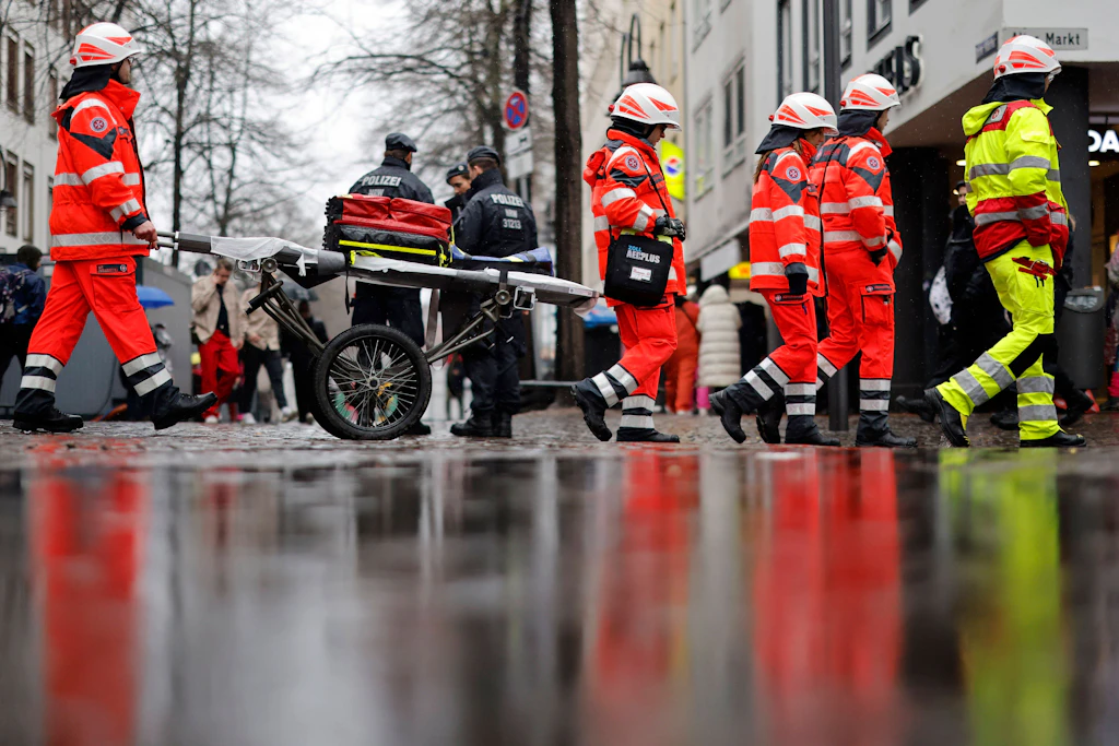 Unfall beim Karneval: Junger Mann gerät unter Faschingswagen und stirbt