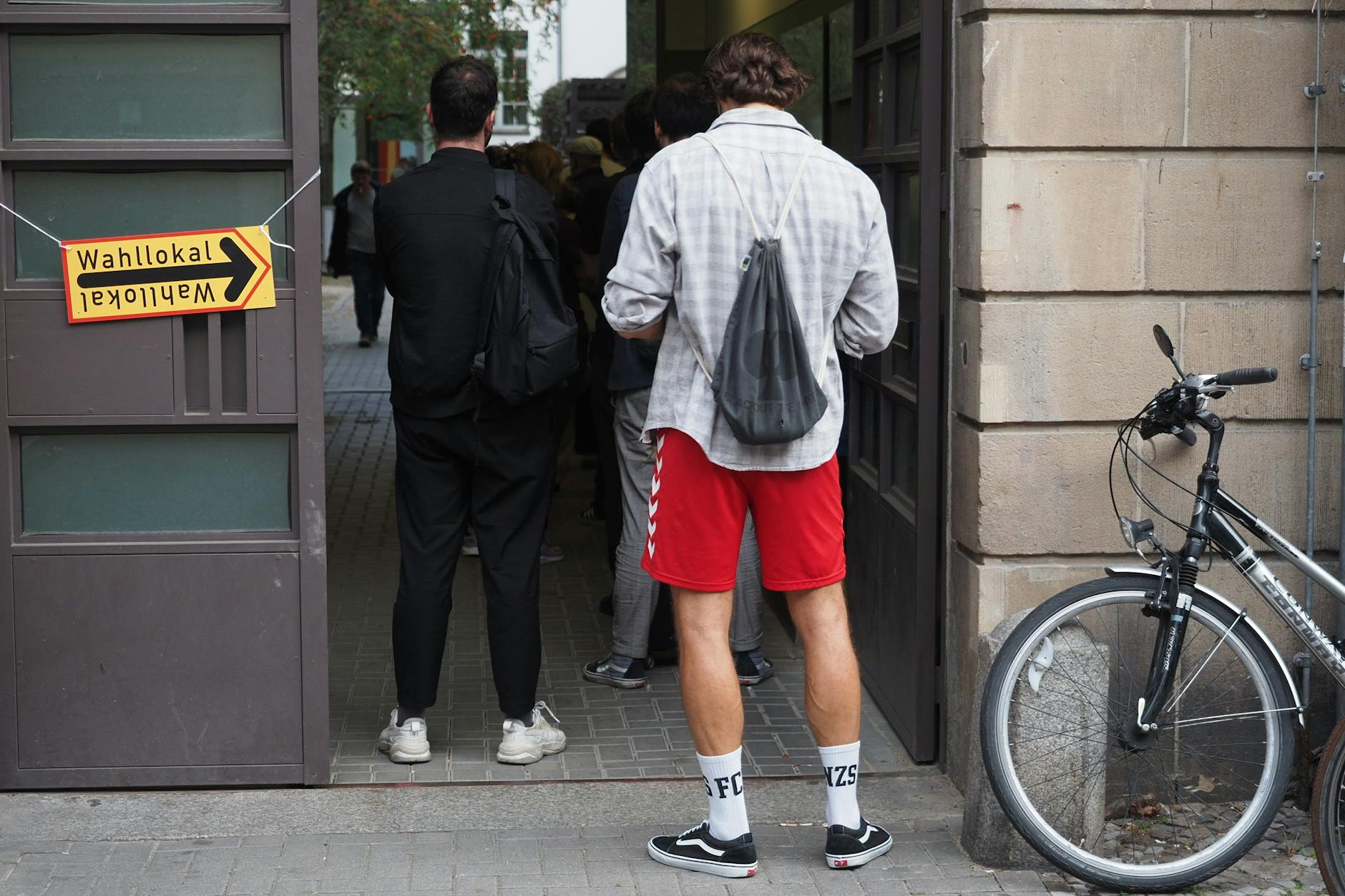 Wahlberechtigte warten am 26. September deutlich nach 18 Uhr in einer Schlange vor einem Wahllokal in Berlin-Prenzlauer Berg darauf, ihre Stimmen zur Bundestagswahl, der Abgeordnetenhauswahl und der Wahl der Bezirksvertretungen abgeben zu dürfen. Nach einer Entscheidung des Bundesverfassungsgerichts muss die Pannenwahl zum Bundestag teilweise wiederholt werden. (Archivfoto)