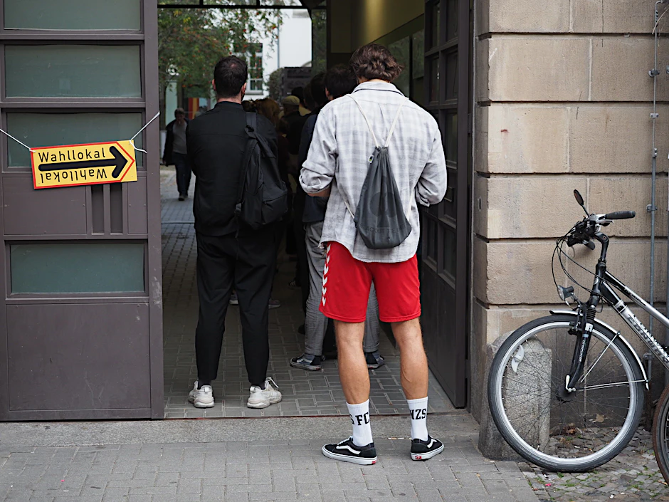 Wahlberechtigte warten am 26. September deutlich nach 18 Uhr in einer Schlange vor einem Wahllokal in Berlin-Prenzlauer Berg darauf, ihre Stimmen zur Bundestagswahl, der Abgeordnetenhauswahl und der Wahl der Bezirksvertretungen abgeben zu dürfen. Nach einer Entscheidung des Bundesverfassungsgerichts muss die Pannenwahl zum Bundestag teilweise wiederholt werden. (Archivfoto)