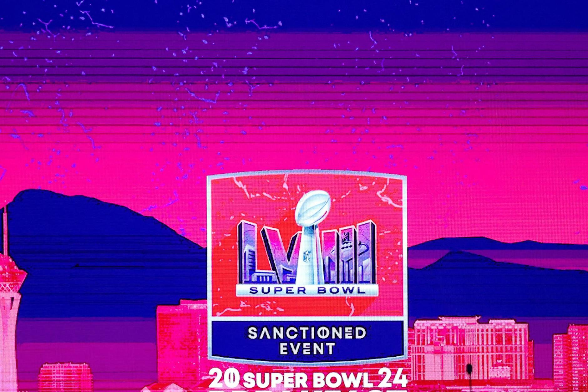 Super Bowl: Im 2020 fertiggestellten und etwa 1,7 Milliarden Euro teuren Allegiant Stadium in Las Vegas wird erstmals um die Vince Lombardi Trophy gespielt. Die größte Sportshow der Welt bestreiten Titelverteidiger Kansas City Chiefs und die San Francisco 49ers. 